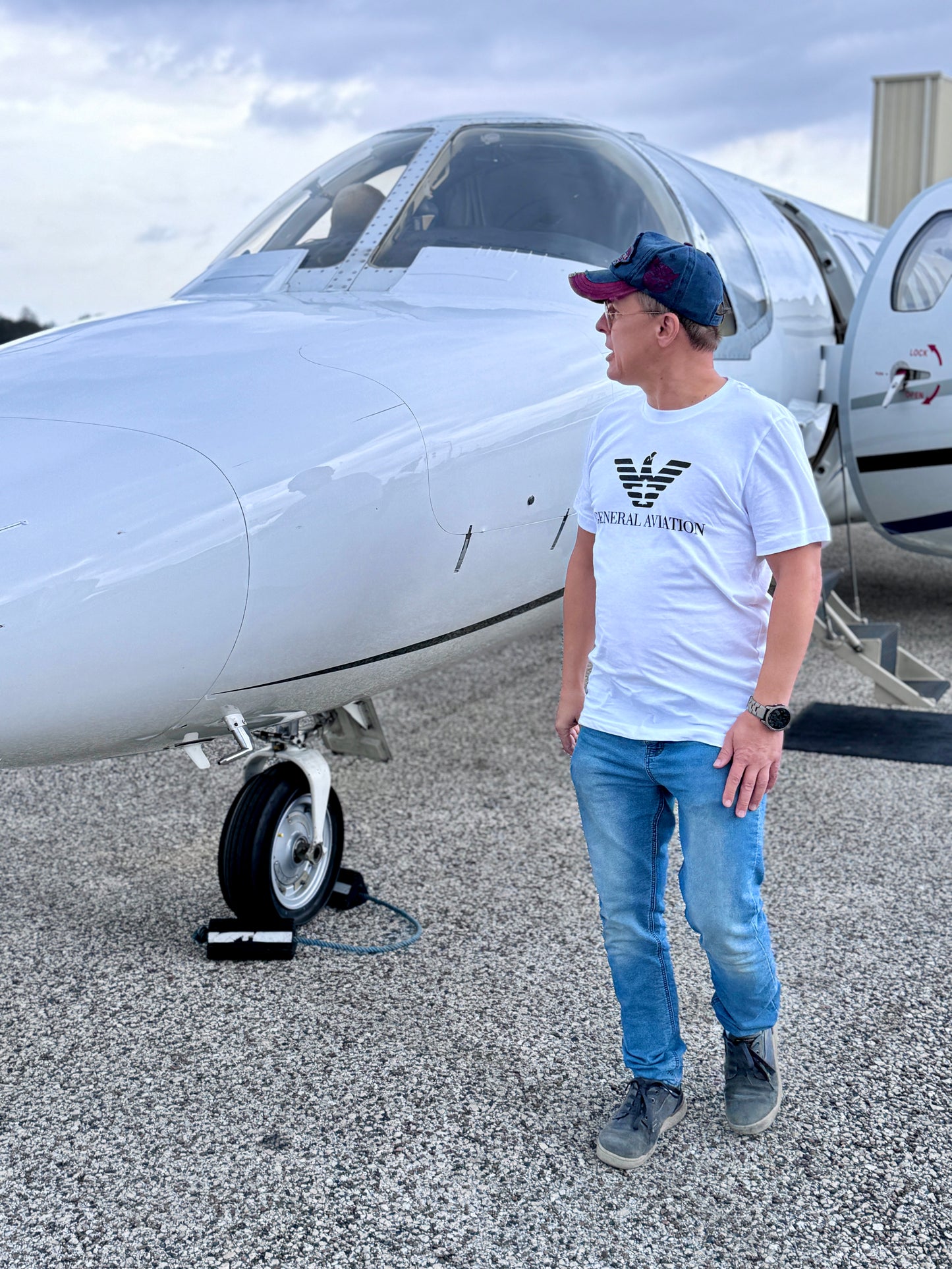 "GENERAL AVIATION" THE PARODY HANGAR PREMIUM T‑SHIRT